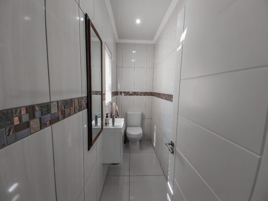 5 Bedroom Property for Sale in Meerhof North West